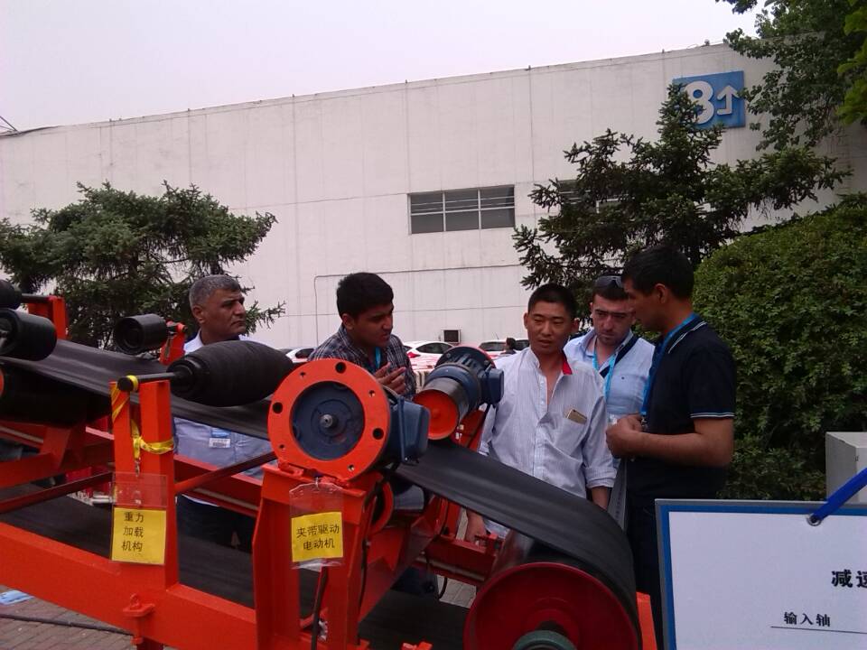 由電動(dòng)<a href=http://www.hotmiamicondo.com target=_blank class=infotextkey>托輥</a>實(shí)現(xiàn)的多動(dòng)力驅(qū)動(dòng)<a href=http://www.hotmiamicondo.com target=_blank class=infotextkey>帶式輸送機(jī)</a>實(shí)驗(yàn)演示圖片