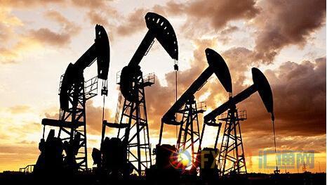 油價(jià)周二上漲，因美元下跌，且有消息稱，全球主要產(chǎn)油國(guó)本月的減產(chǎn)幅度大于預(yù)期。但油價(jià)漲幅縮小，收盤僅小幅上漲，因月末的獲利回吐限制了升幅，且在API數(shù)據(jù)公布后，油價(jià)縮減了漲幅。