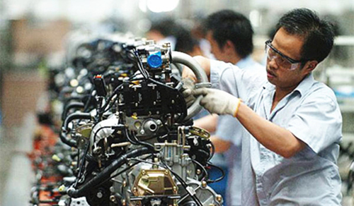 中國制造進入陣痛期 創(chuàng)新與出?；虺闪妓? /></div><br/>　　目前我國在制造業(yè)規(guī)模上已經(jīng)處于領(lǐng)先地位，但在中國經(jīng)濟進入新常態(tài)的大背景下，中國制造也經(jīng)歷過一陣不小的陣痛。適應(yīng)和引領(lǐng)經(jīng)濟發(fā)展新常態(tài)，推進供給側(cè)結(jié)構(gòu)性改革，根本要靠創(chuàng)新。<br/>　　近年來，中國制造在尖端領(lǐng)域一路攻城略地，許多創(chuàng)新成果不僅填補了國內(nèi)空白，更在國際上奪得一席之地，使得諸多關(guān)鍵技術(shù)不再被國外壟斷巨頭“卡脖子”，由此打造出一批以高新技術(shù)著稱的中國品牌。<br/>　　目前我國在制造業(yè)規(guī)模上已經(jīng)處于領(lǐng)先地位，與第一和第二方陣的差距主要體現(xiàn)在質(zhì)量效益和可持續(xù)發(fā)展能力上。在質(zhì)量效益方面，我國制造業(yè)擁有的知名品牌較少，勞動生產(chǎn)率低，銷售利潤率也較低；而在可持續(xù)發(fā)展方面，我國的研發(fā)創(chuàng)新能力近年有很大提高。<br/>　　實際上，在中國經(jīng)濟進入新常態(tài)的大背景下，中國制造也經(jīng)歷過一陣不小的陣痛。產(chǎn)能過剩、成本高企、附加值低、發(fā)展失衡……中國制造大而不強的問題一直存在，中國品牌影響力和海外滲透情況也不容樂觀。究其根源，主要癥結(jié)就在于創(chuàng)新能力不足、科技含量偏低。<br/>　　那么中國制造需要怎樣的“氣質(zhì)”？如何推動制造業(yè)轉(zhuǎn)型升級，加強制造強國建設(shè)？習(xí)近平總書記就曾指出：適應(yīng)和引領(lǐng)經(jīng)濟發(fā)展新常態(tài)，推進供給側(cè)結(jié)構(gòu)性改革，根本要靠創(chuàng)新。惟創(chuàng)新者勝，中國制造的難題只能在中國創(chuàng)造中求解。<br/>　　2017上半年，依靠創(chuàng)新驅(qū)動，中國制造在關(guān)鍵核心技術(shù)領(lǐng)域取得了一個又一個的突破，新技術(shù)、新產(chǎn)品的涌現(xiàn)，正在讓中國制造更給力。<br/>　　為更好地打造中國品牌名片，近日召開的國務(wù)院常務(wù)會議指出，在東中西部選擇部分城市或城市群建設(shè)國家級示范區(qū)，要聚焦創(chuàng)新體制機制、深化開放合作、破解制造業(yè)發(fā)展瓶頸，與“互聯(lián)網(wǎng)+”“雙創(chuàng)”結(jié)合，打造先進制造工業(yè)云平臺，在創(chuàng)新體系建設(shè)、智能和綠色制造等方面先行先試。<br/>　　建設(shè)“制造強國”，培養(yǎng)創(chuàng)新能力，同樣離不開先進的工業(yè)文化體系的建設(shè)，這就需要不斷提升工業(yè)文化素養(yǎng)，培養(yǎng)大國工匠精神，將培育和建設(shè)中國特色工業(yè)文化作為實施制造強國戰(zhàn)略的基礎(chǔ)。<br/>　　此外，“海外有點”已經(jīng)成為中國制造業(yè)新動向。盡管早在十多年前，就陸續(xù)有中國制造企業(yè)走出國門，在海外銷售產(chǎn)品或投資建廠，但總體規(guī)模較小。近兩年，企業(yè)出海進入加速期。根據(jù)商務(wù)部數(shù)據(jù)，2016年中國境內(nèi)投資者共對全球164個國家和地區(qū)的7961家境外企業(yè)進行了非金融類直接投資，累計實現(xiàn)對外投資11299.2億元，同比增長53.7%。<br/>　　隨著本土產(chǎn)業(yè)的強大，以及企業(yè)出海的加速，2025年，中國將從目前的第三方陣邁入第二方陣，但還是第二方陣的較低水平。到時候日、德制造業(yè)也會邁進一大步，但日、德畢竟已經(jīng)過了快速發(fā)展階段，中國和這兩國之間的差距會明顯縮小。憑借著中國本土巨大市場，及后期海外市場擴張，中國制造將在世界舞臺熠熠發(fā)光。</p>

    <br />

(責(zé)任編輯：  來源：  時間：2017-08-17)  
 
    <br />

Keywords（關(guān)鍵詞）：
長距離皮帶托輥傳輸機<br /><br />

<div align="center"></div>


<div   id="q6y0eigu"   class="line"></div>

上一篇：<a href=