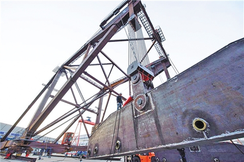 國內(nèi)最大的橋面吊機成功下線