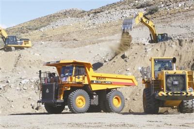  圣克魯斯河邊，一臺臺中國制造的重型機械已經(jīng)開始破土作業(yè)。 本報記者 張衛(wèi)中攝